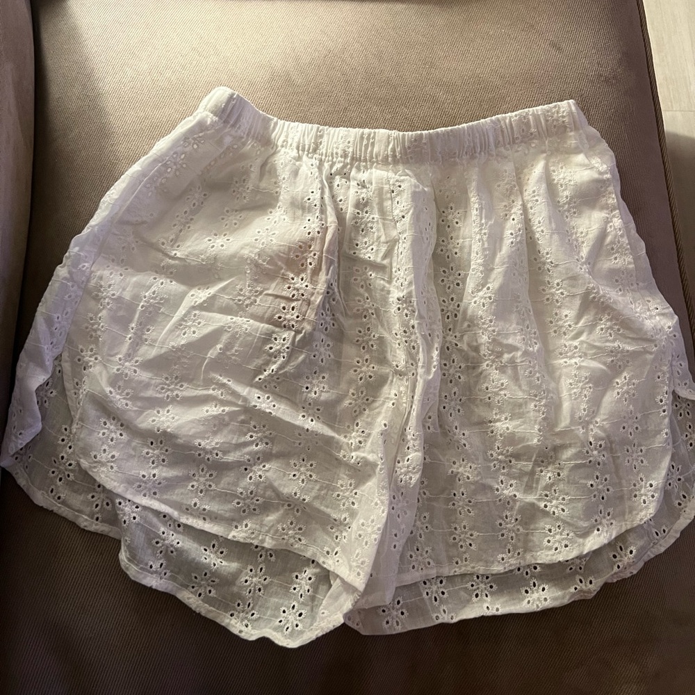 🤍BERLOOK white shorts
